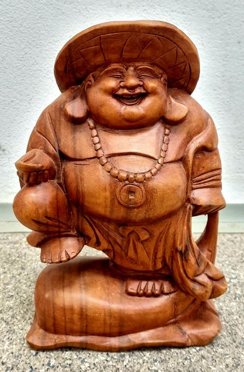 Dřevěná socha Buddha štěstí, 30 cm
