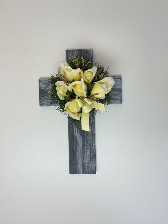 Kříž s umělou květinou v béžové barvě, 40 x 26 x 17 cm
