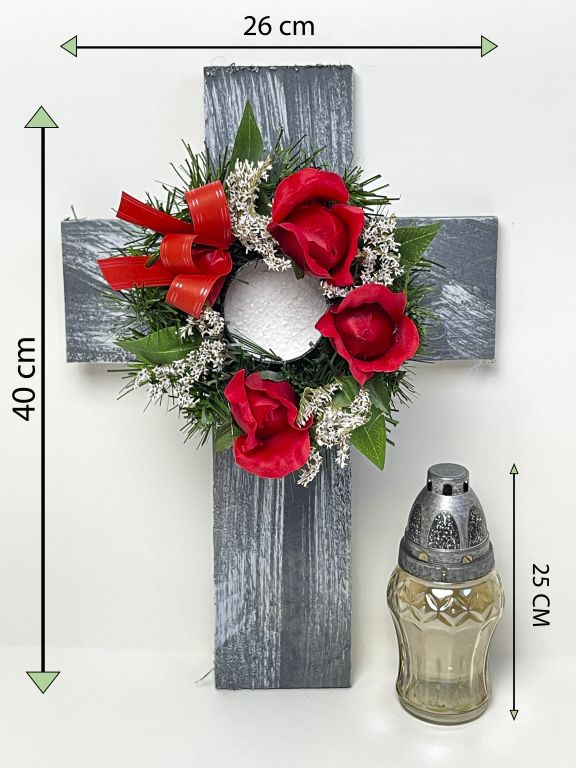 Kříž se svíčkou a umělou květinou v červené barvě