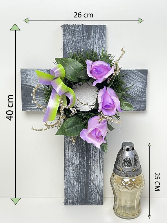 Kříž se svíčkou a umělou květinou ve fialové barvě