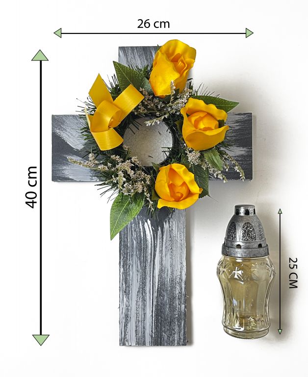 Kríž so sviečkou a umelým kvetom v žltej farbe.