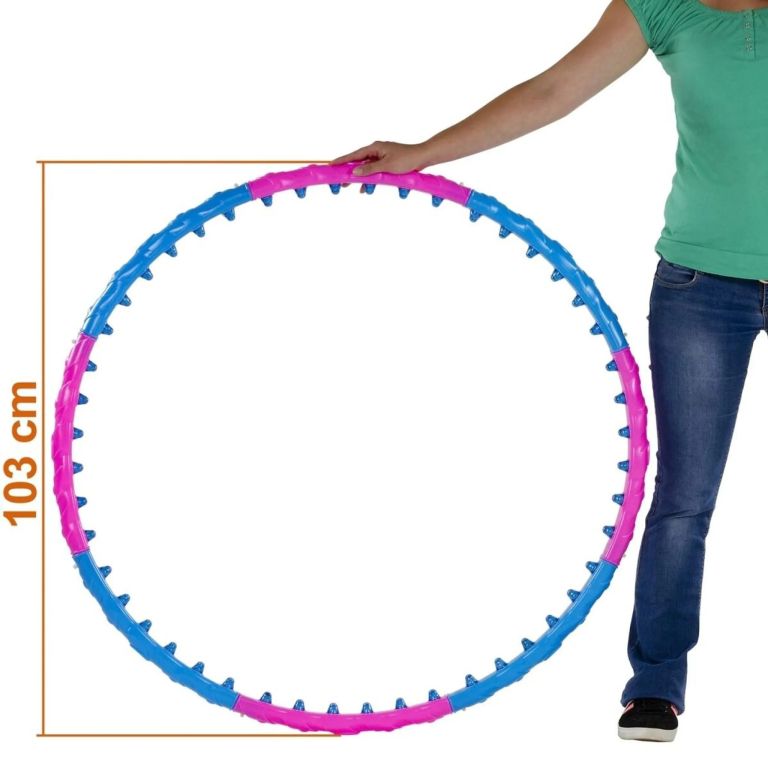 Masážní hula hoop obruč 103 cm s magnety, modré a růžové segmenty, drží žena, měření průměru 103 cm