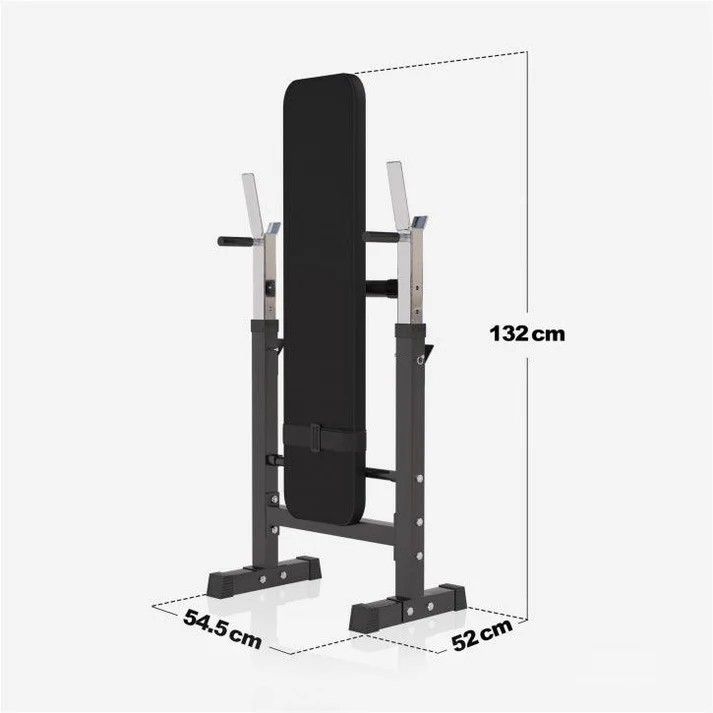Posilovací lavice se stojanem ve složeném svislém stavu s rozměry 132 cm na výšku, 54,5 cm na šířku a 52 cm na hloubku.