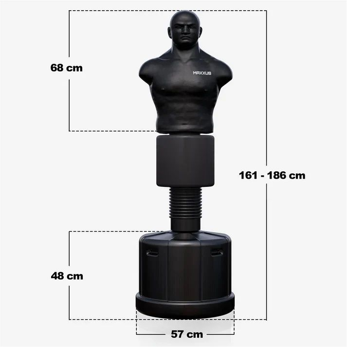 Černá boxovací figurína s realisticky tvarovaným torzem na variabilním stojanu s uvedenými rozměry: výška torza 68 cm, základna 48 cm vysoká a průměr 57 cm, celková nastavitelnost výšky 161 - 186 cm.