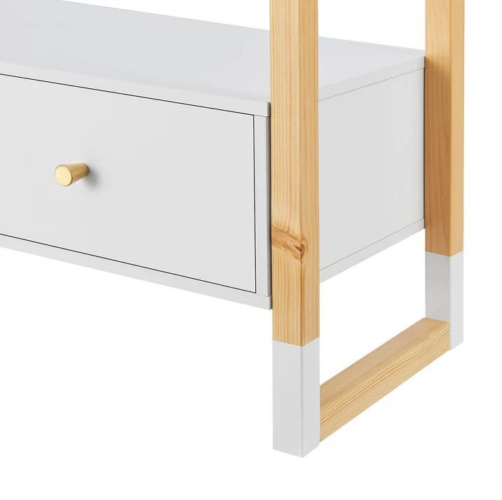 Otvorená skriňa so zásuvkou a policou