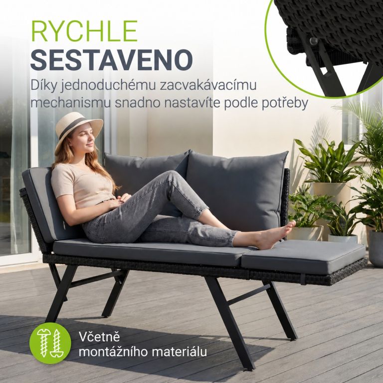 Žena relaxuje na zahradní lavici z polyratanu ve sklopené poloze na terase, lavice je černá s šedými polstry, kolem jsou květiny.